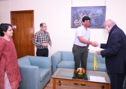 Prof. Bhaswati Mookerjea, Prof. Devendra K. Ojha and Prof. Prof. S. Ramakrishnan during the presentation of Prof. M. K. Vainu Bappu Gold Medal 2020 to Dr. Shriharsh Tendulkar at TIFR Mumbai